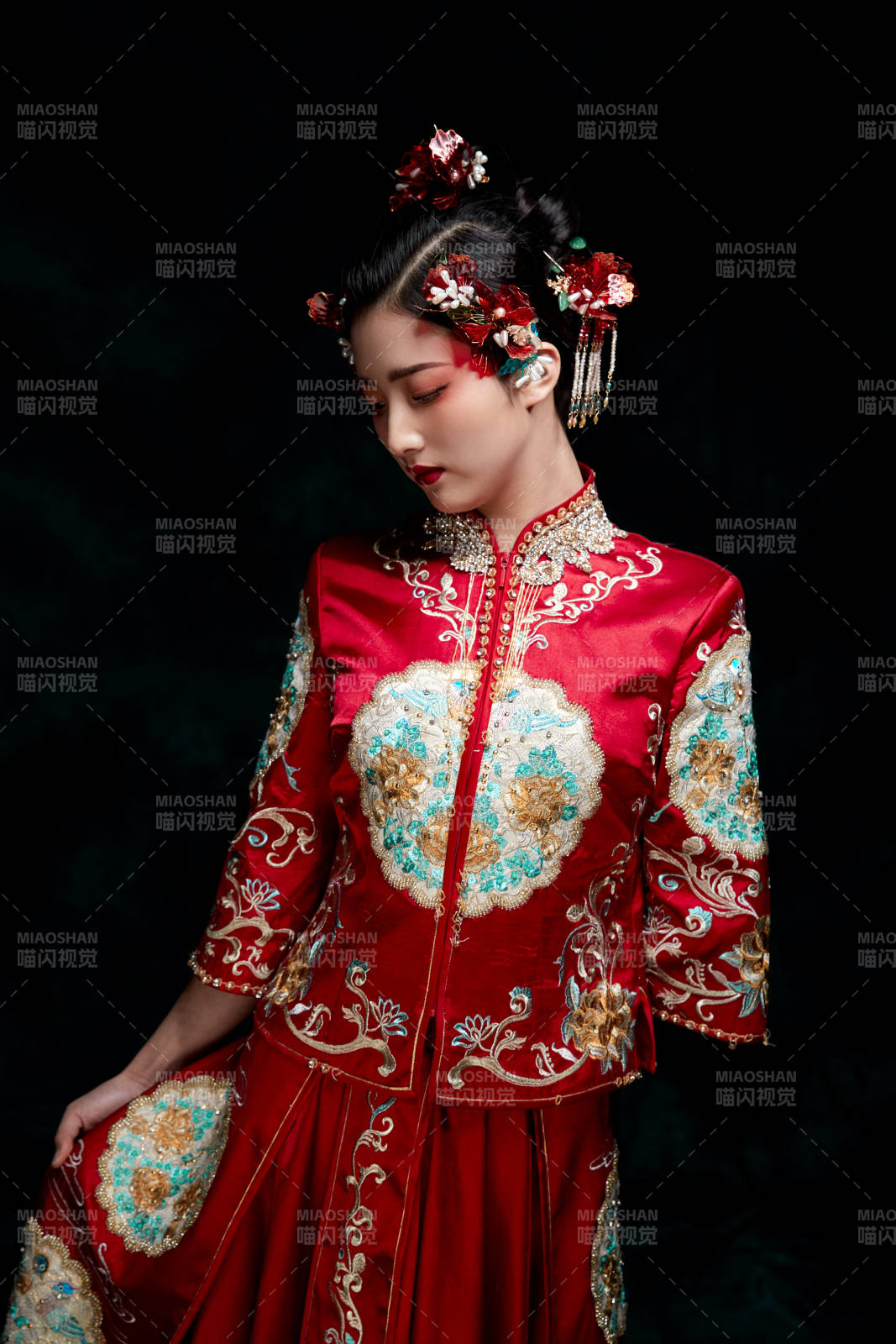 穿着中式秀禾服的亚洲少女图片