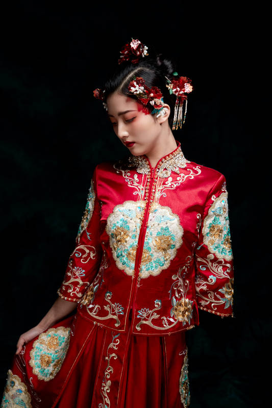 穿着中式秀禾服的亚洲少女图片