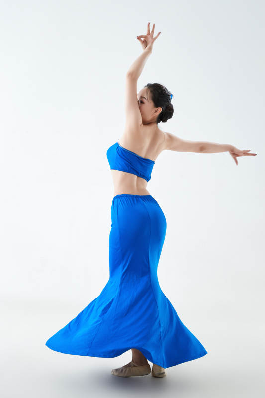 穿着傣族服饰跳孔雀舞的少女图片