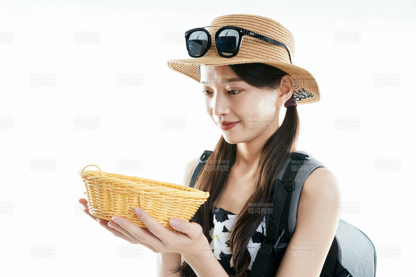 白色背景下准备出发旅行的美丽东方女大学生图片