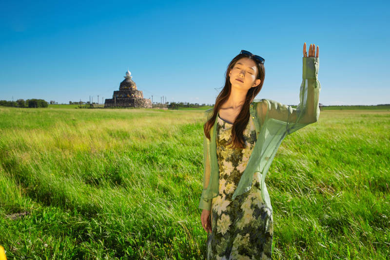 盛夏在草原湿地公园游玩的姑娘图片