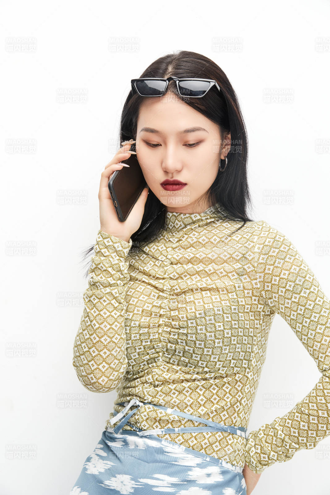 手持电话穿着复古的亚洲少女图片