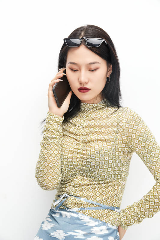 手持电话穿着复古的亚洲少女图片