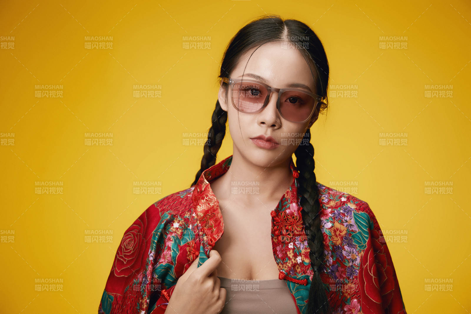 黄色背景下的活泼可爱女大学生图片