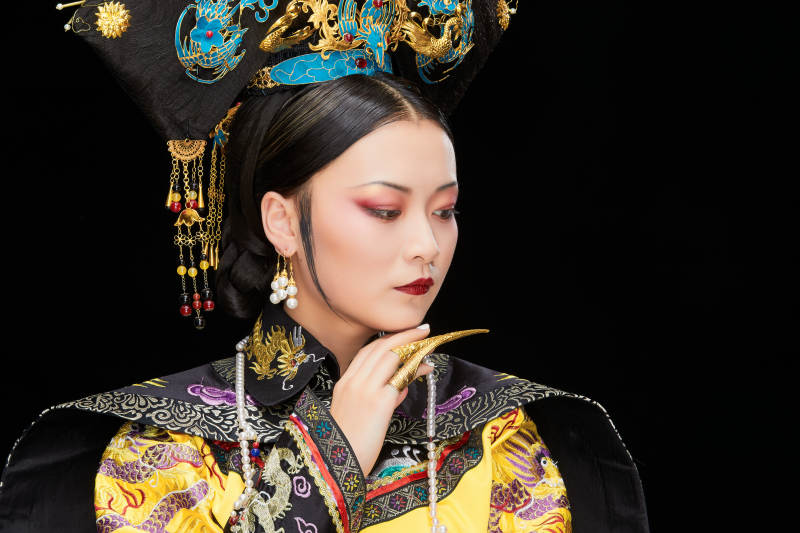 黑色背景下的清代皇后古装造型清朝古装图片