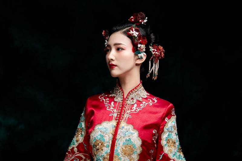 穿着中式秀禾服的亚洲少女图片