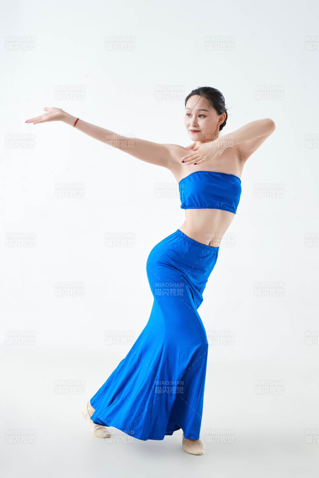 穿着傣族服饰跳孔雀舞的少女图片