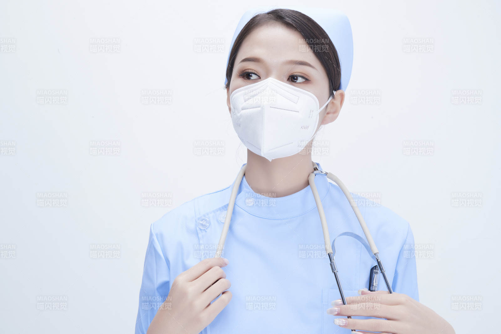 穿蓝色护士服佩戴听诊器口罩的女性医护人员图片