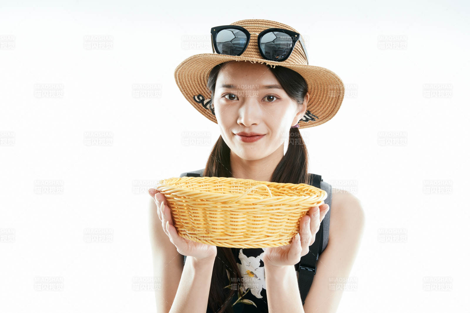 白色背景下准备出发旅行的美丽东方女大学生图片