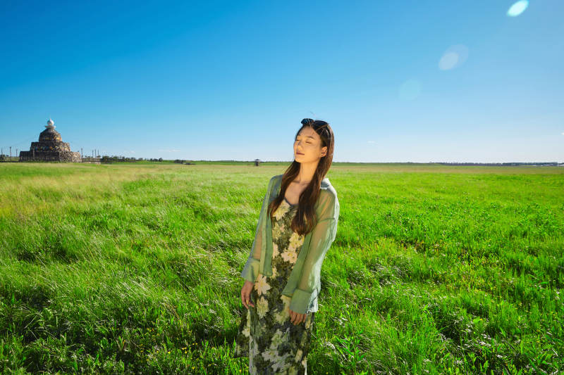 盛夏在草原湿地公园游玩的姑娘图片