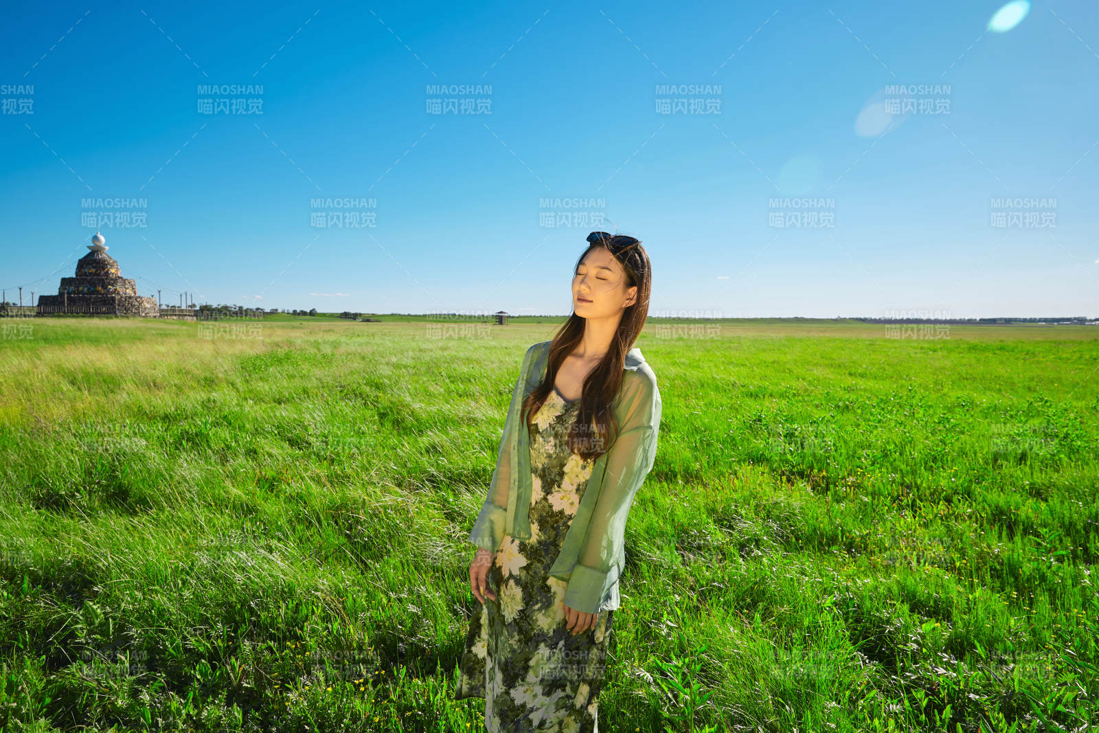 盛夏在草原湿地公园游玩的姑娘图片
