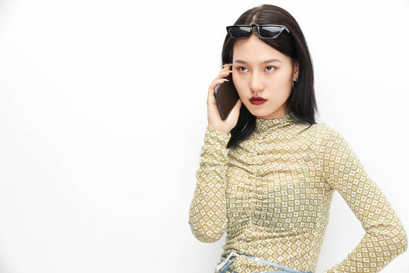 手持电话穿着复古的亚洲少女图片