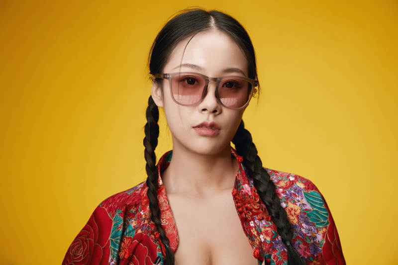 黄色背景下的活泼可爱女大学生图片