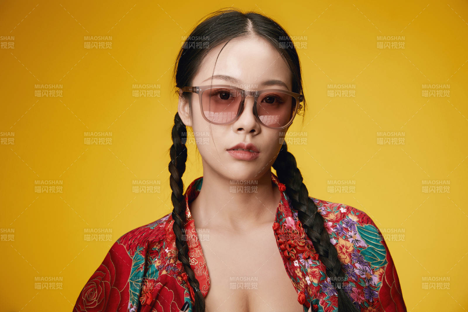 黄色背景下的活泼可爱女大学生图片