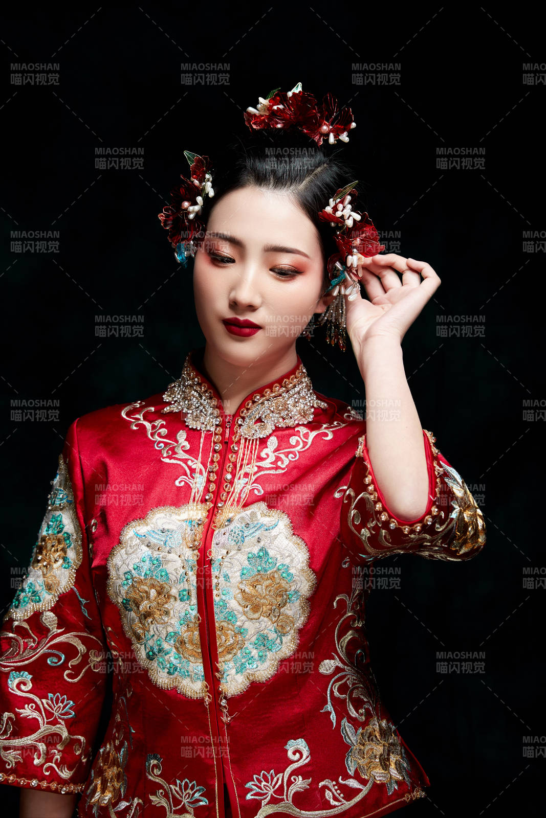 穿着中式秀禾服的亚洲少女图片