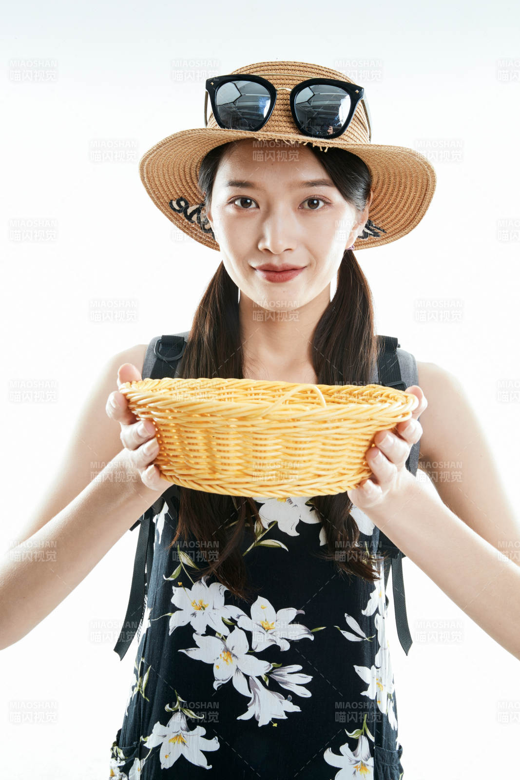 白色背景下准备出发旅行的美丽东方女大学生图片