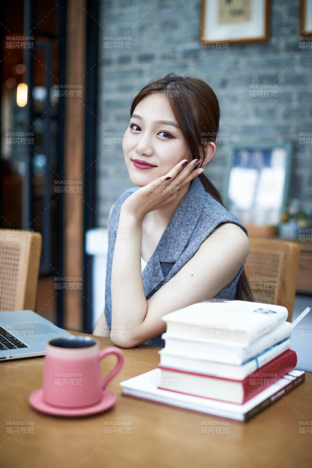 在室内使用电脑办公的亚洲白领女性图片