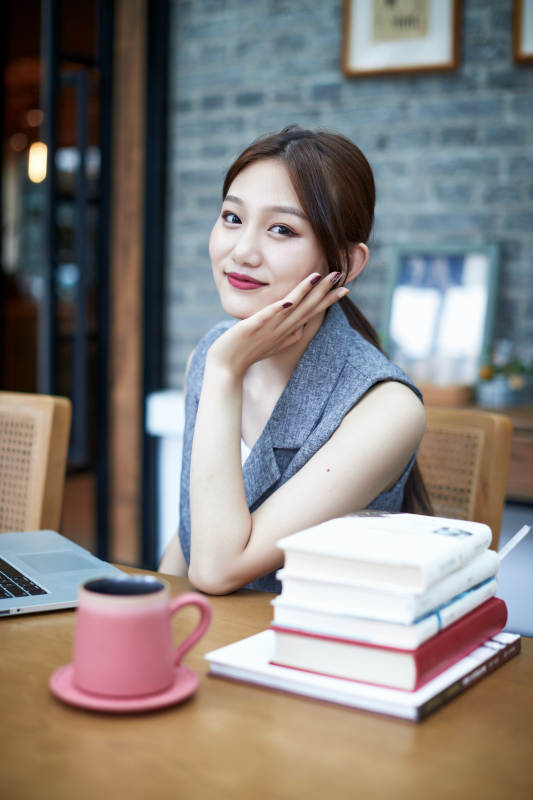 在室内使用电脑办公的亚洲白领女性图片