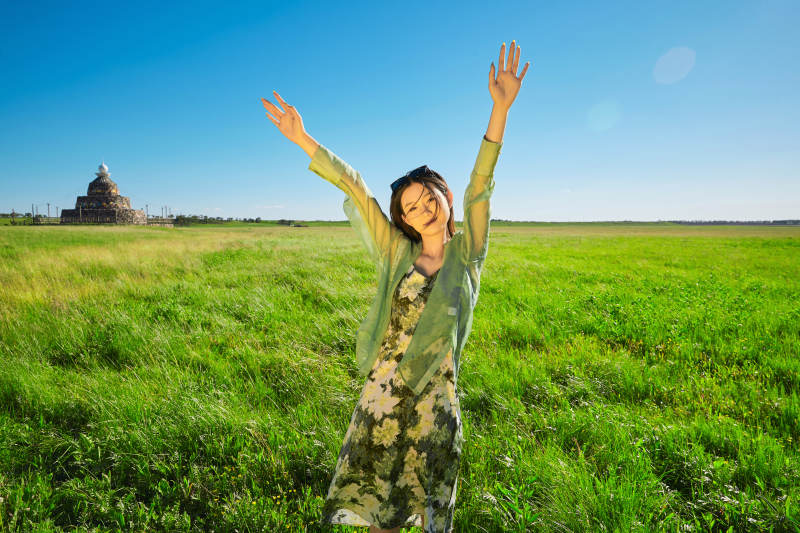 盛夏在草原湿地公园游玩的姑娘图片