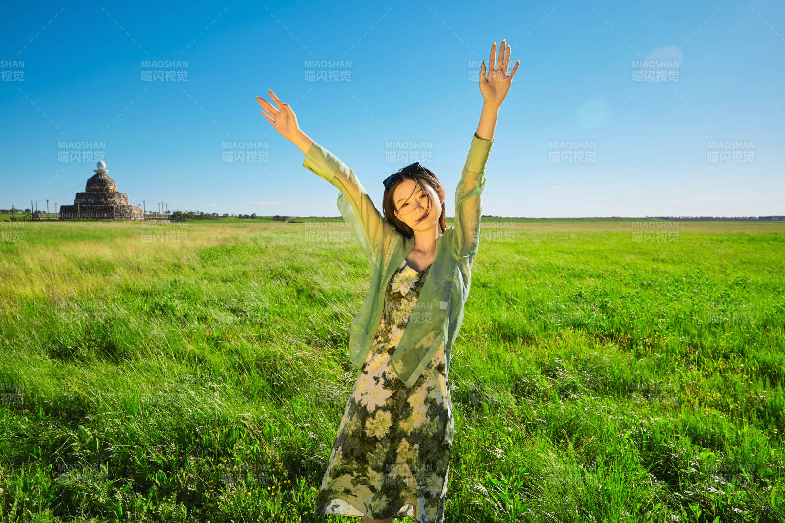 盛夏在草原湿地公园游玩的姑娘图片