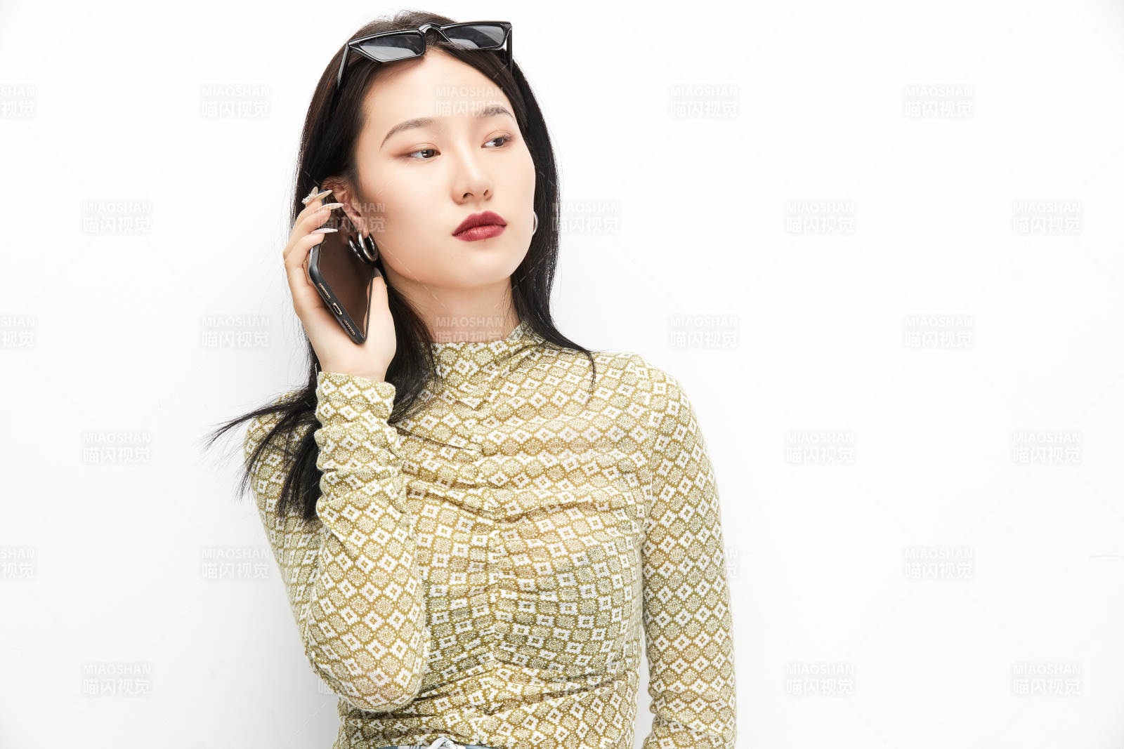 手持电话穿着复古的亚洲少女图片