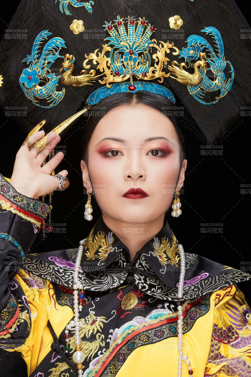 黑色背景下的清代皇后古装造型清朝古装图片