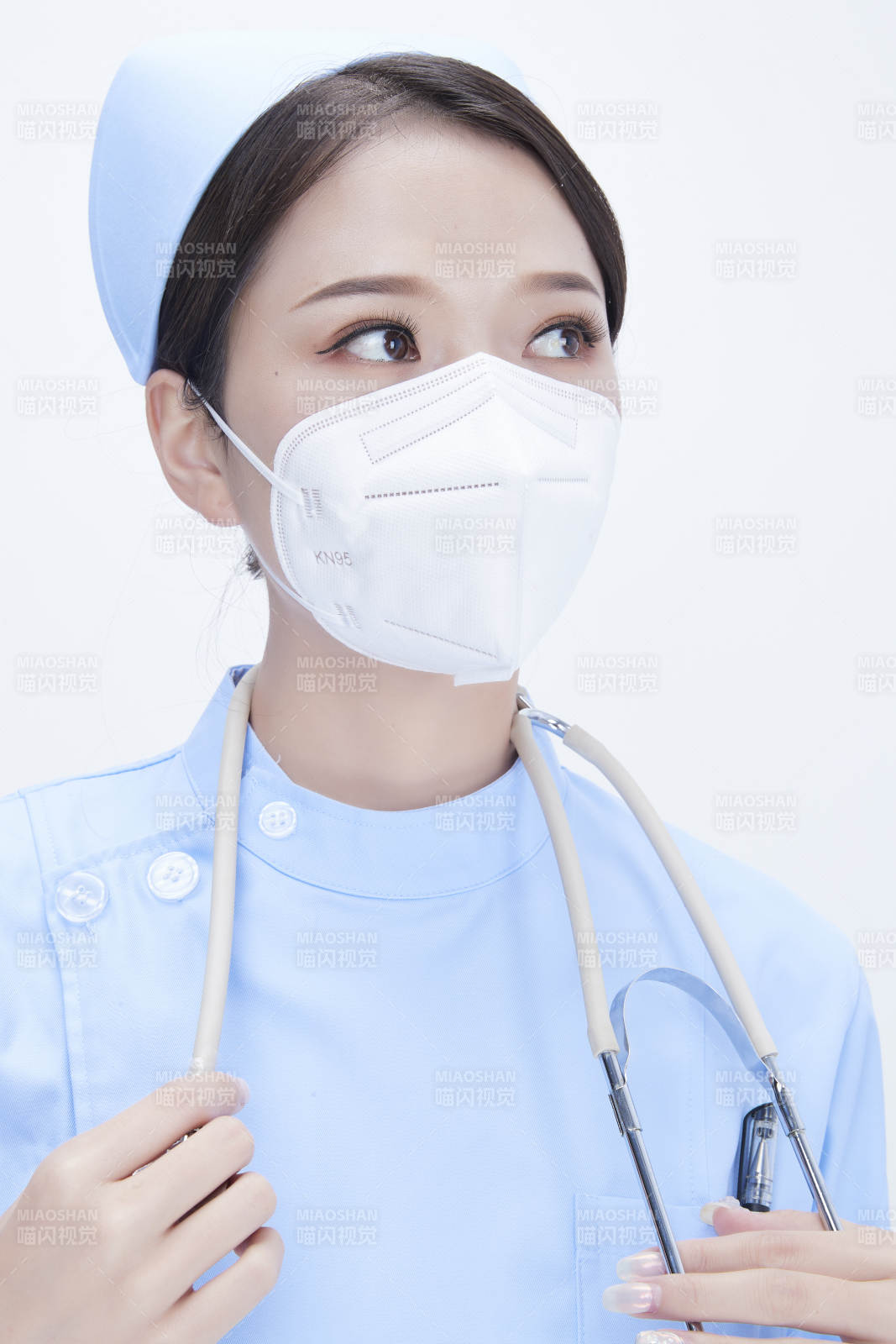 穿蓝色护士服佩戴听诊器口罩的女性医护人员图片