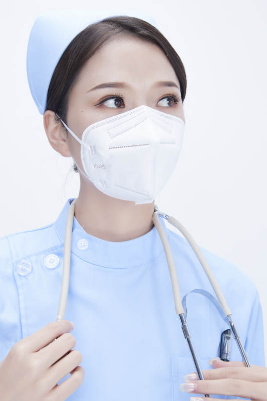 穿蓝色护士服佩戴听诊器口罩的女性医护人员图片