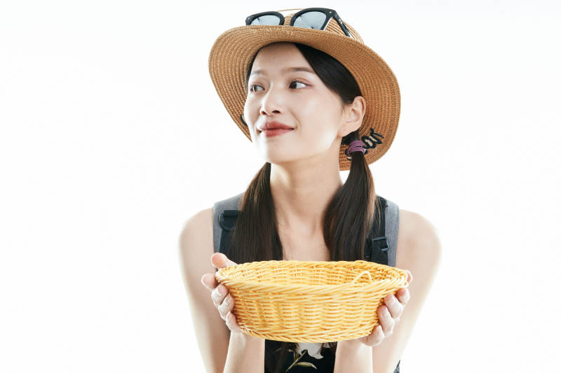 白色背景下准备出发旅行的美丽东方女大学生图片