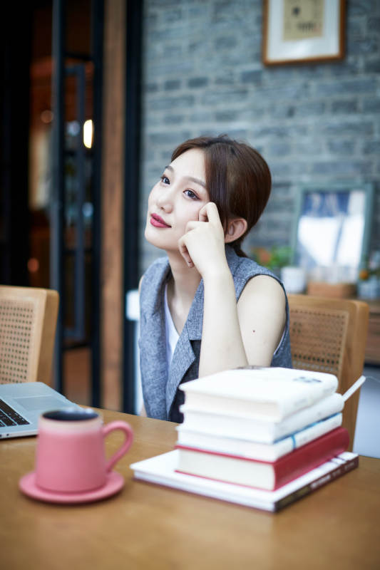 在室内使用电脑办公的亚洲白领女性图片