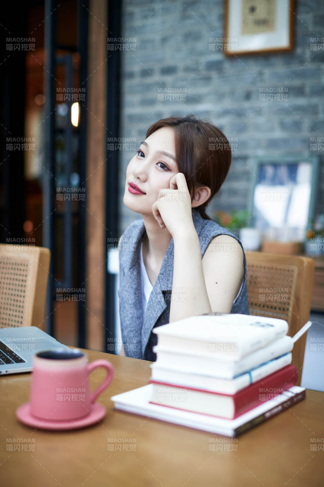 在室内使用电脑办公的亚洲白领女性图片