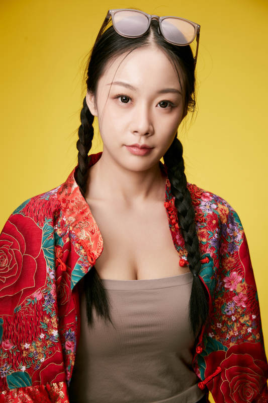 黄色背景下的活泼可爱女大学生图片