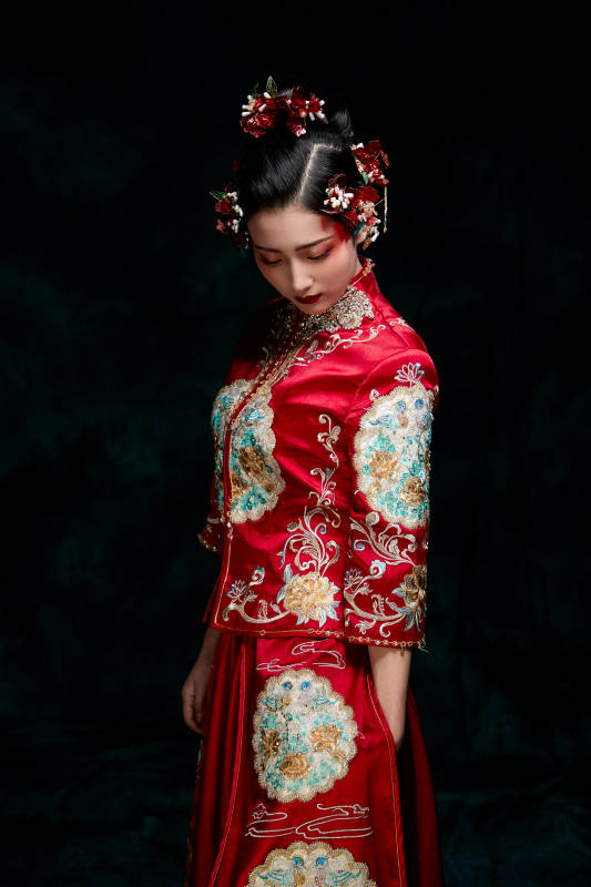 穿着中式秀禾服的亚洲少女图片