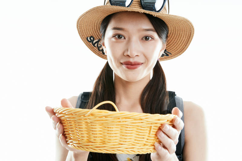 白色背景下准备出发旅行的美丽东方女大学生图片