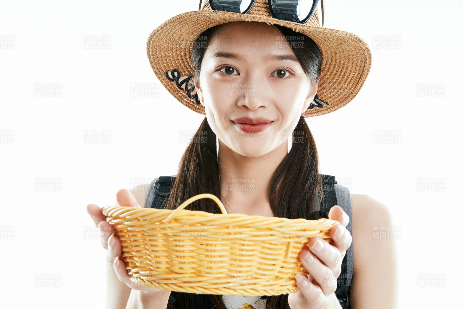 白色背景下准备出发旅行的美丽东方女大学生图片