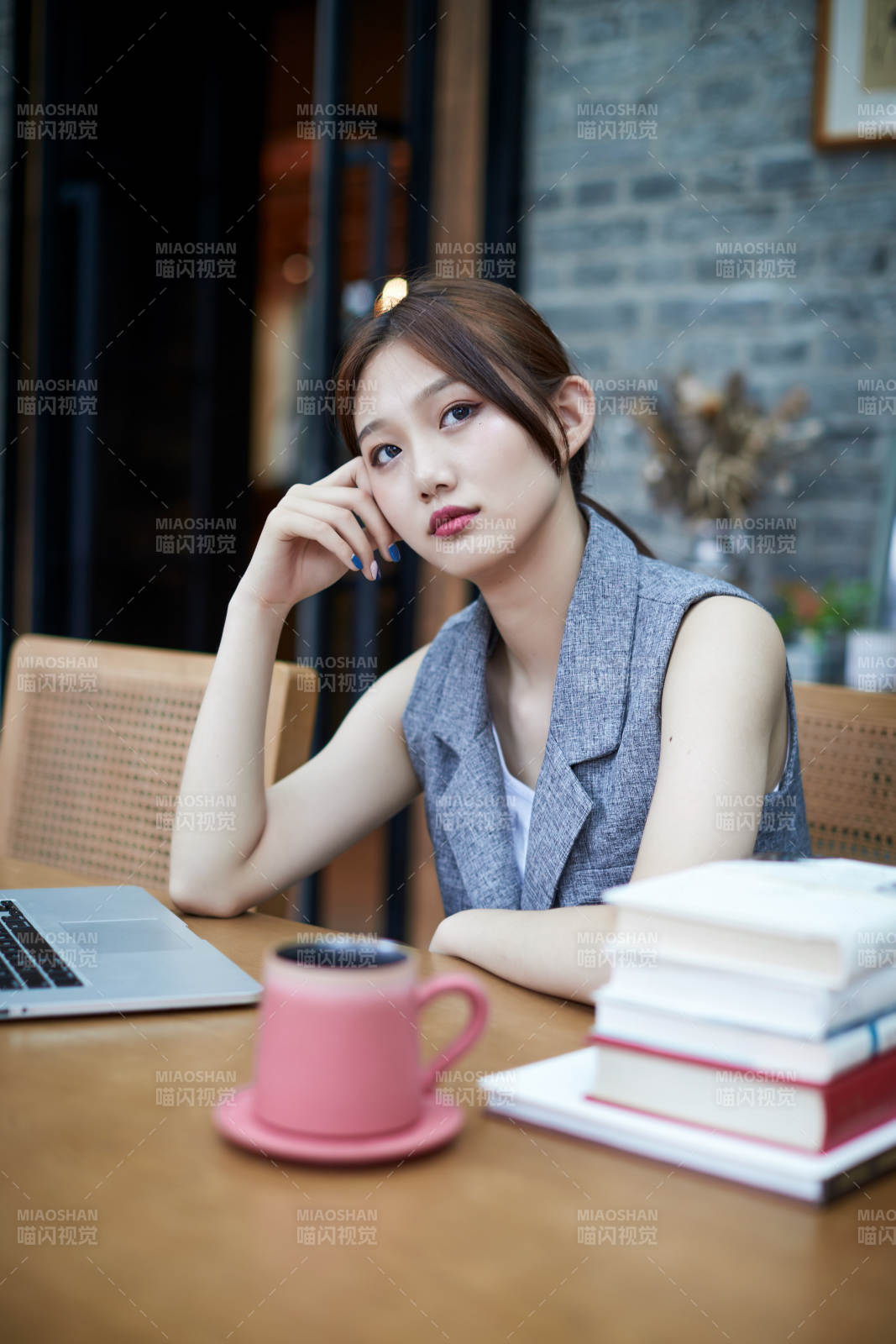 在室内使用电脑办公的亚洲白领女性图片