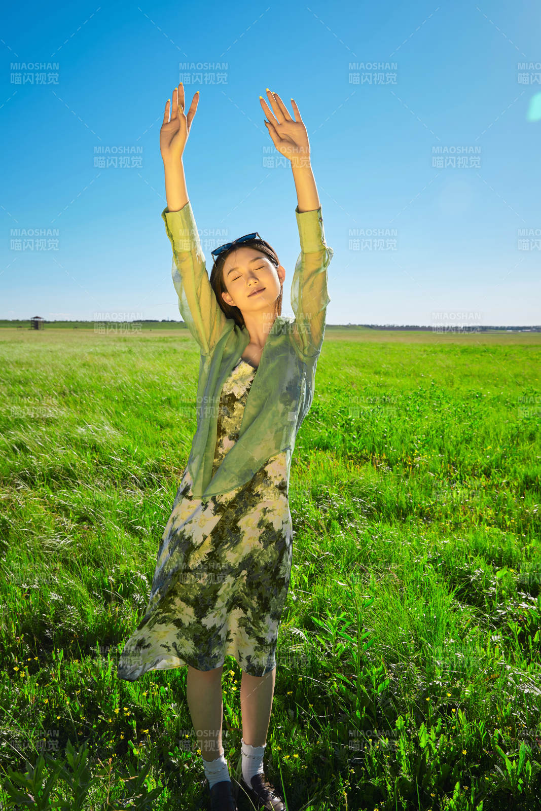 盛夏在草原湿地公园游玩的姑娘图片