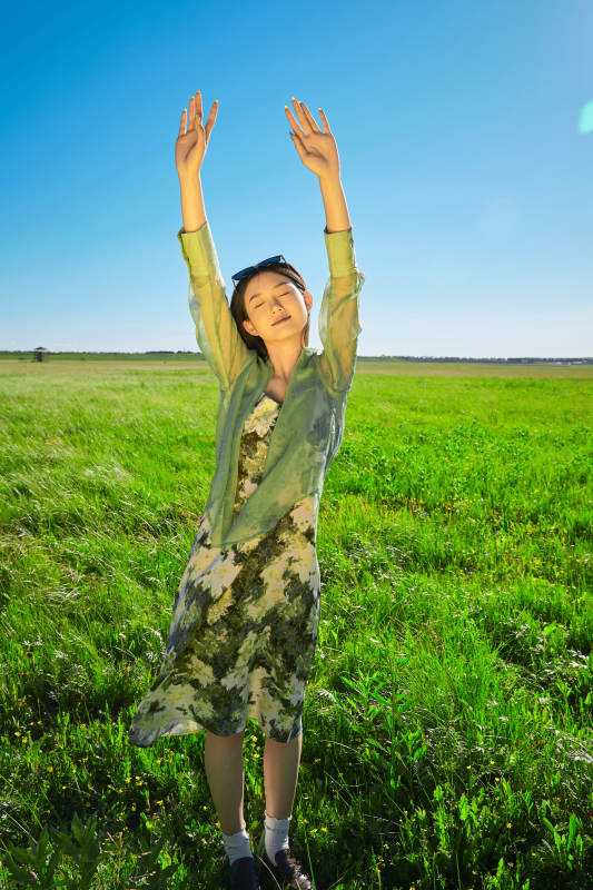 盛夏在草原湿地公园游玩的姑娘图片