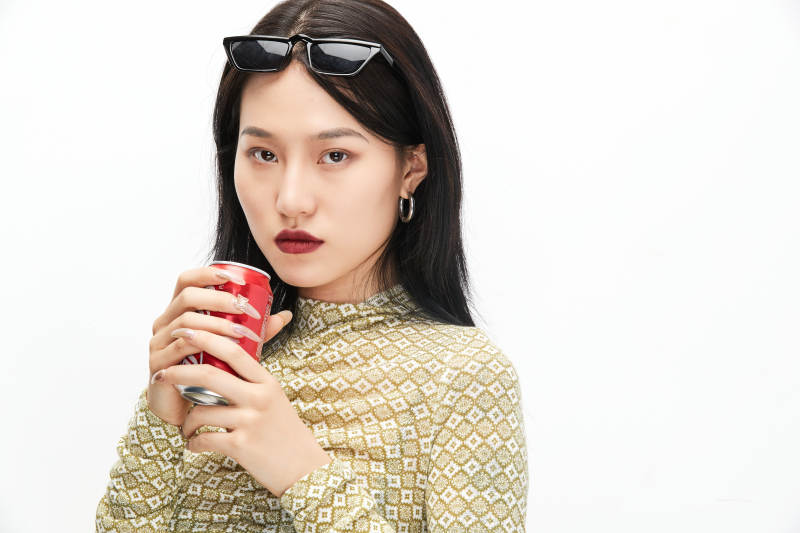 手持饮料穿着复古的亚洲少女图片