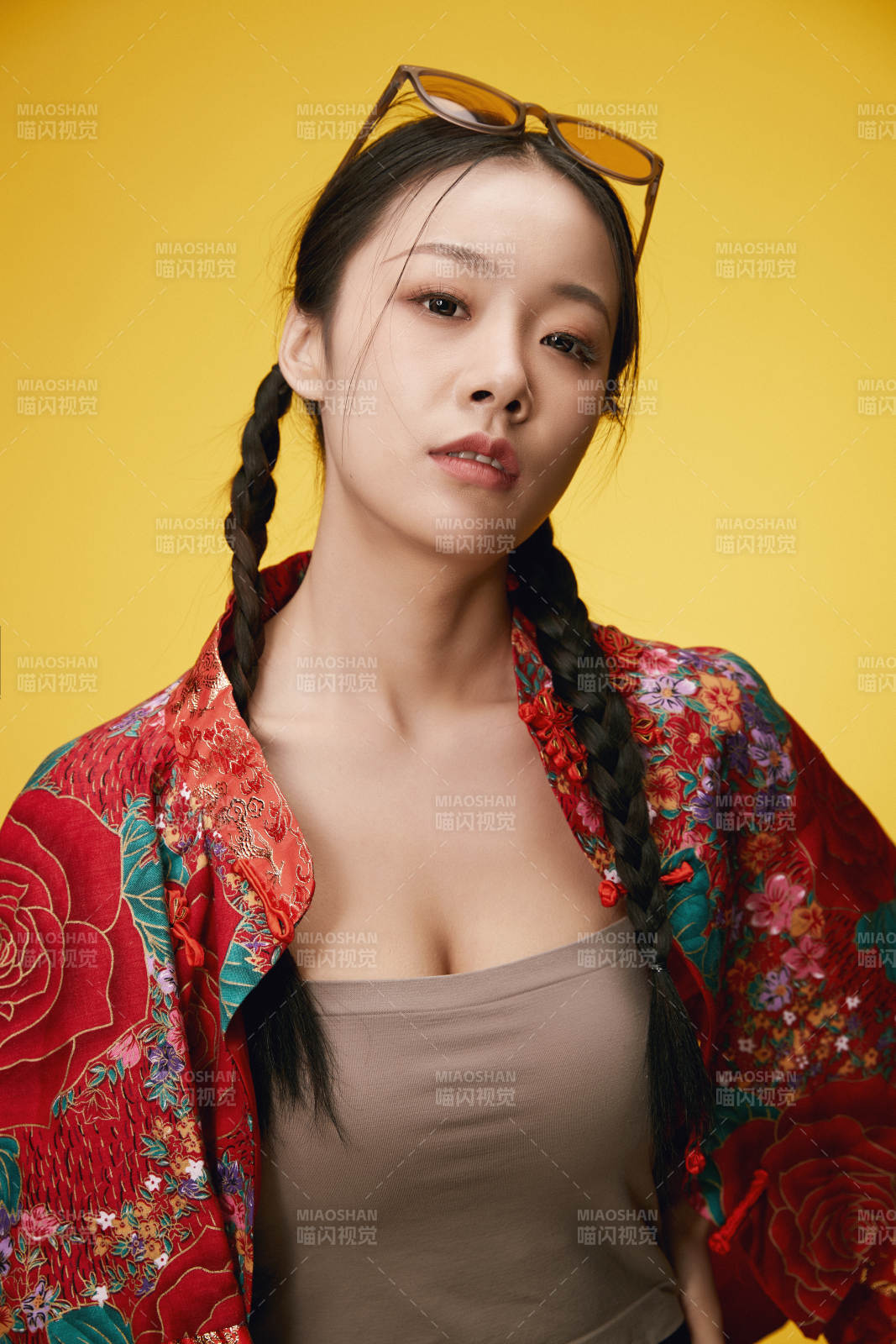 黄色背景下的活泼可爱女大学生图片