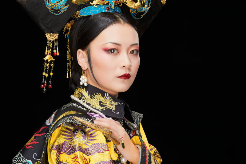 黑色背景下的清代皇后古装造型清朝古装图片