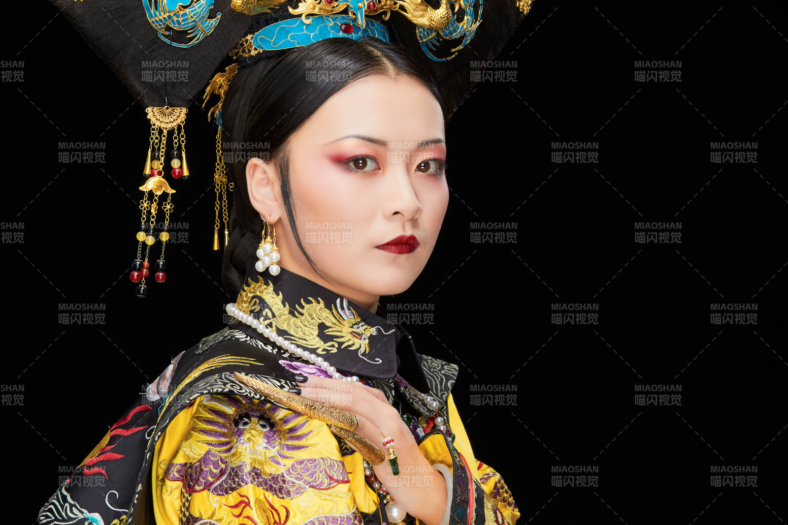 黑色背景下的清代皇后古装造型清朝古装图片