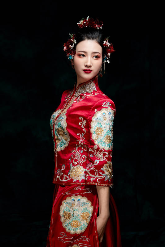 穿着中式秀禾服的亚洲少女图片