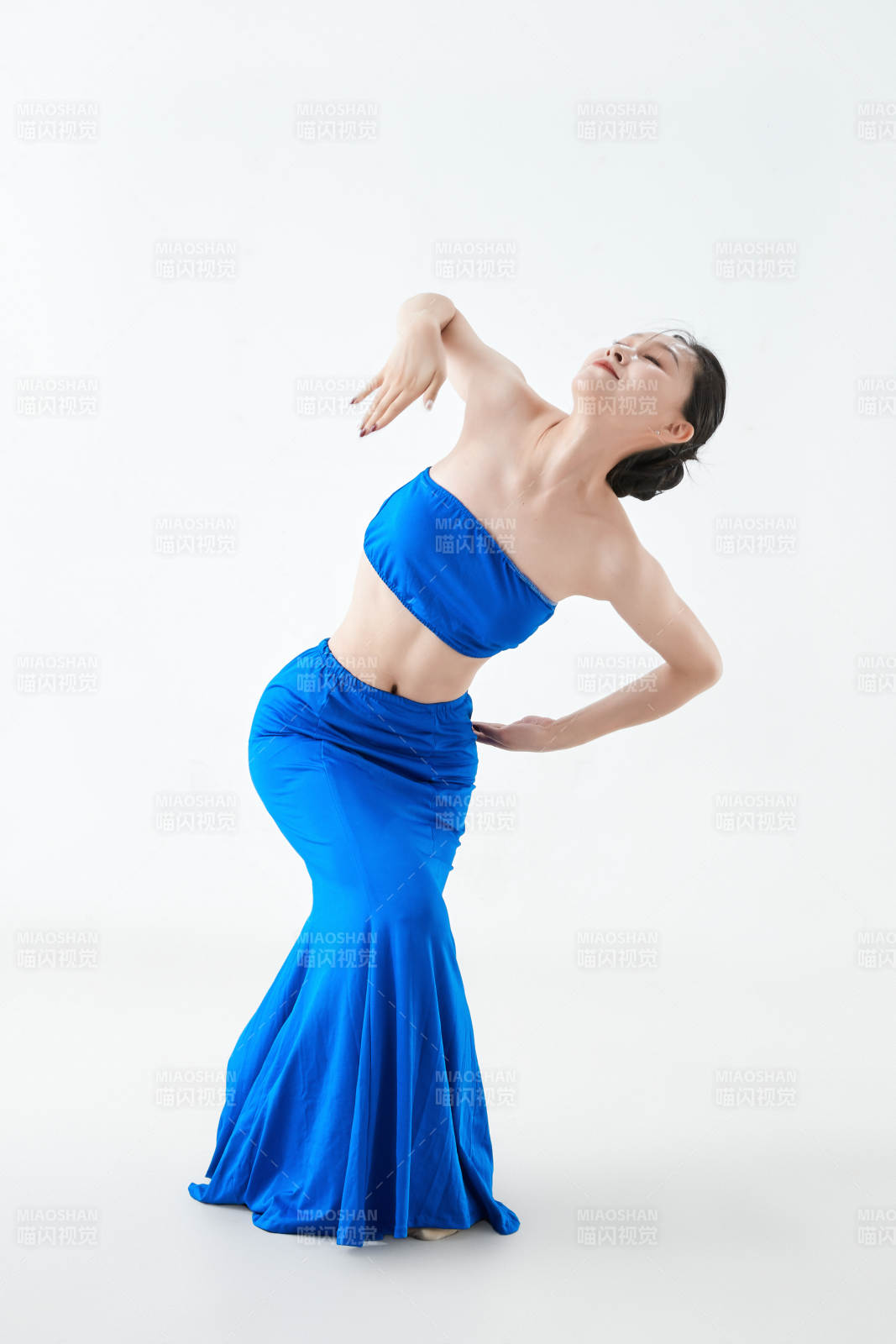 穿着傣族服饰跳孔雀舞的少女图片