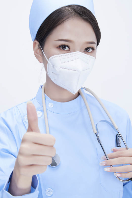 穿蓝色护士服佩戴听诊器口罩的女性医护人员图片
