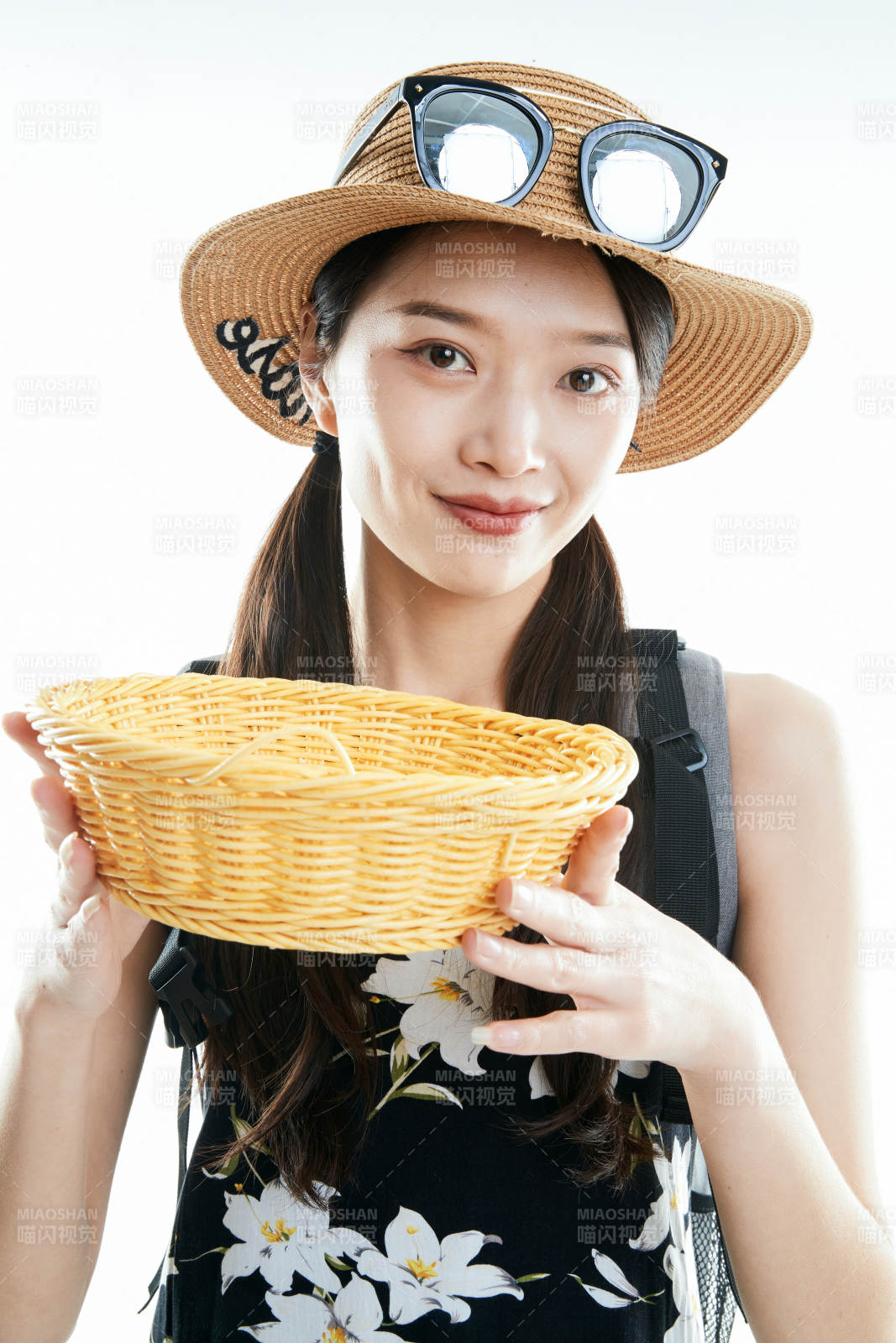 白色背景下准备出发旅行的美丽东方女大学生图片