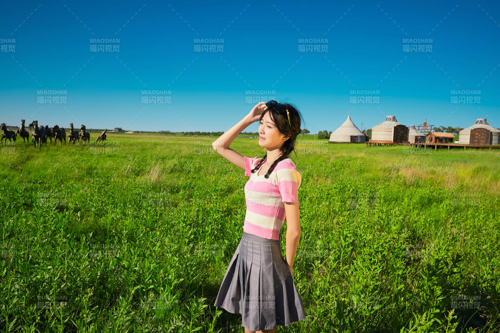 盛夏在草原湿地公园游玩的姑娘图片