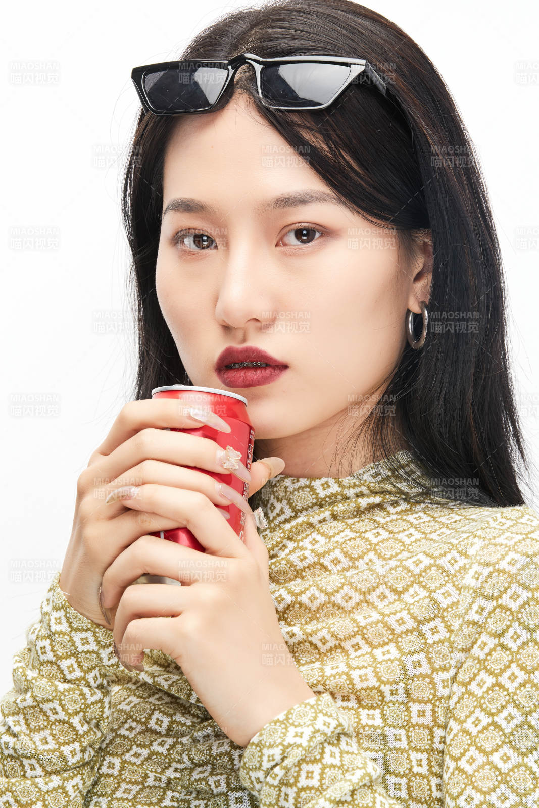 手持饮料穿着复古的亚洲少女图片