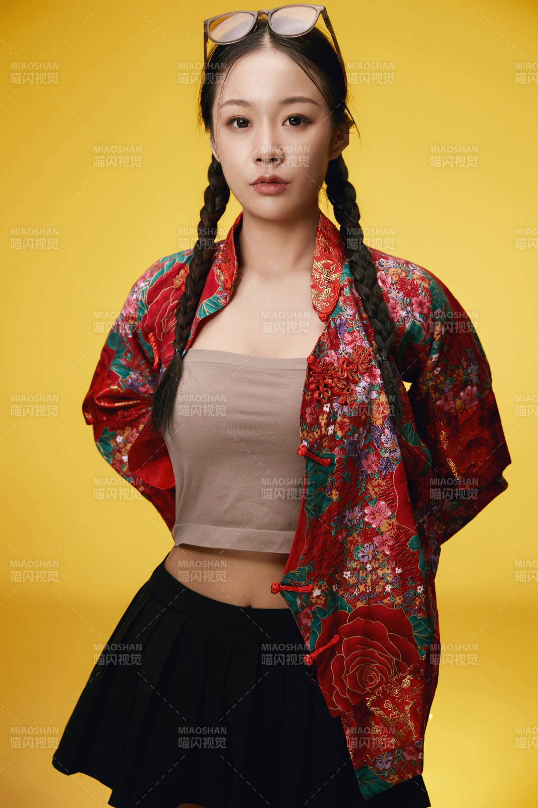 黄色背景下的活泼可爱女大学生图片