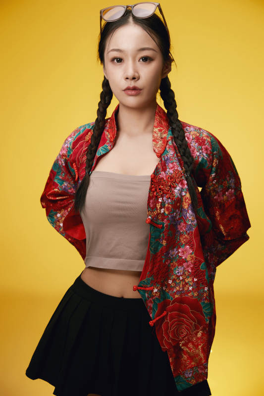 黄色背景下的活泼可爱女大学生图片